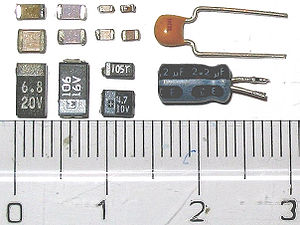 Слева - конденсаторы для поверхностного монтажа; справа - конденсаторы для объёмного монтажа; сверху - керамические; снизу - электролитические
